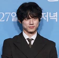 坂口健太郎の年収は推定9000万円から1億5000万円！使い道は？